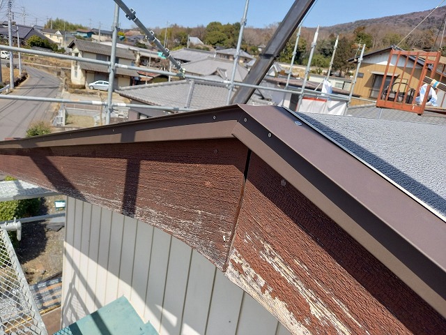 金属屋根による葺き替え工事のケラバ水切り取り付け状況