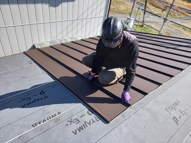 エスジーエル鋼板屋根「デコルーフ」のジョイント部勘合状況