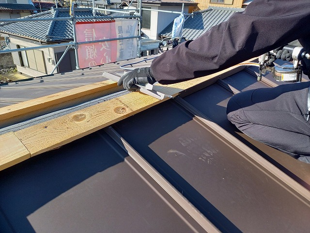 エスジーエル鋼板屋根を用いた葺き替え工事の棟板取り付け状況