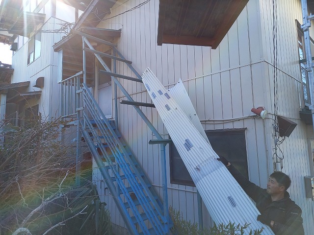 外部階段の屋根張り替え工事を行うための塩ビ波板撤去