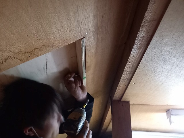 雨漏りの原因となっていたトップライトの撤去後の室内側の開口部を塞ぐ職人