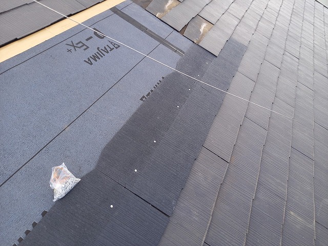 雨漏り修理のためのトップライト撤去工事で水下側からスレート屋根を施工