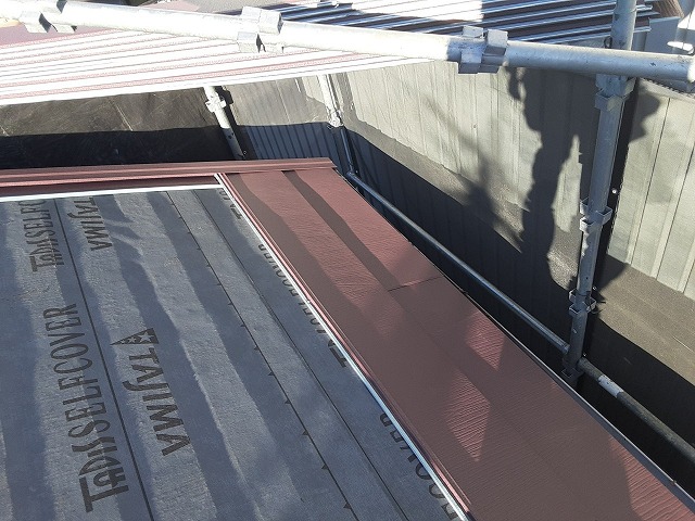 屋根カバー工法リフォームで金属屋根の軒先への施工