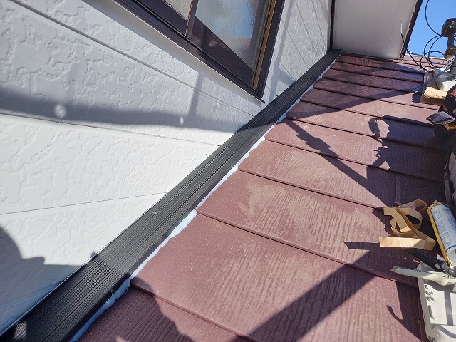 屋根カバー工法リフォームで下屋根への樹脂製貫板取り付けとコーキング充填