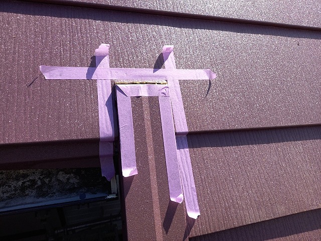 屋根カバー工法リフォームの屋根とケラバ板金との取り合い部へのマスキングテープ養生