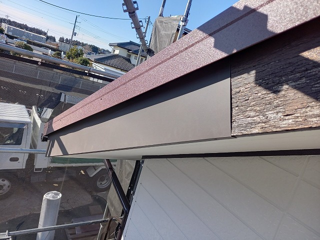 外壁塗装リフォームの破風板へのガルバリウム鋼板巻き施工状況