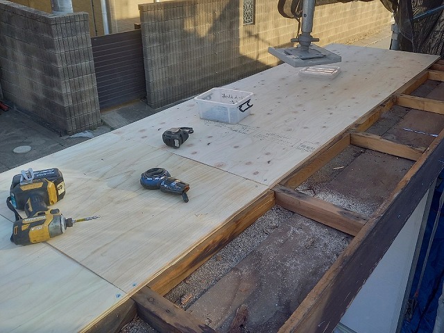シャッターゲート屋根葺き替え工事で構造用合板の張り施工