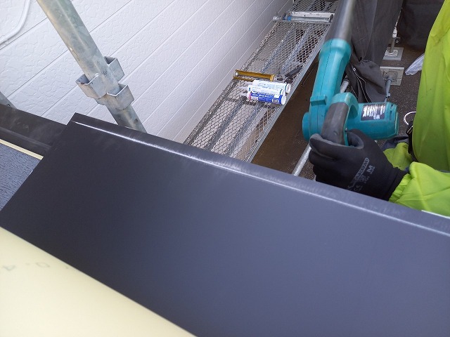 シャッターゲートの屋根葺き替え工事で使用するガルバリウム鋼板への墨出し