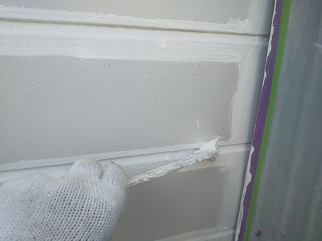 シャッターゲート外壁塗装工事でサイディング継ぎ目への下塗り施工