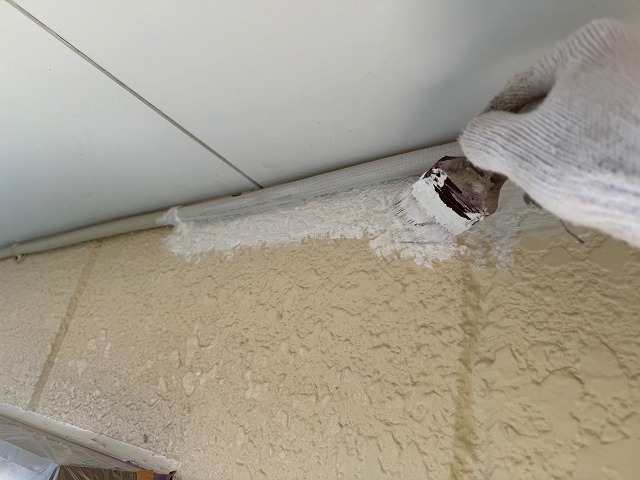 ALC外壁塗装リフォームで軒天との取り合い部へのハケ塗装