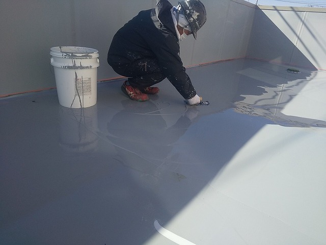 ウレタン塗膜防水工事のウレタン防水材塗布工程