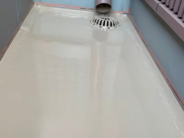 ウレタン塗膜防水工事の「弾性トップ14」を用いたトップコート塗布が完了