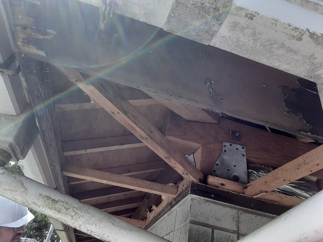 軒天張り替え補修を行うための既存の軒天撤去が完了