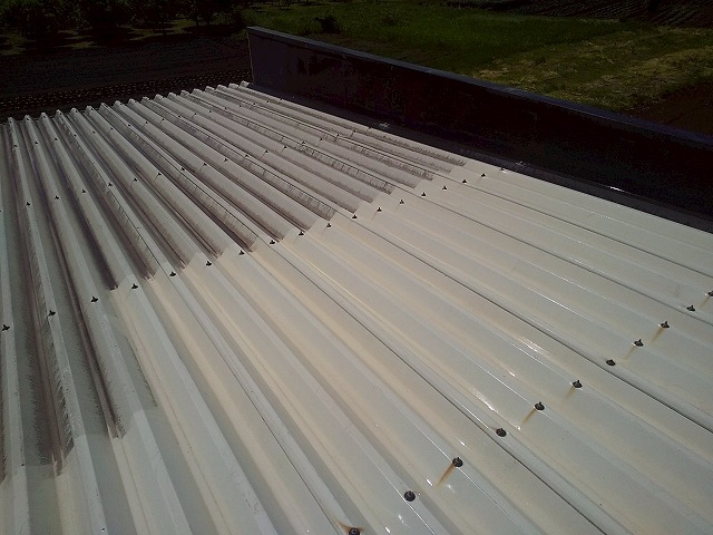 折板屋根塗装工事で既存折板屋根の苔などを落とす高圧洗浄