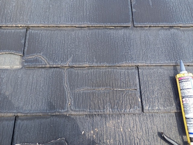 強風時に割れが生じたコロニアル屋根をコーキング材で接着補修