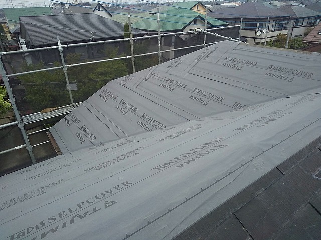 屋根カバー工事の防水シート敷設状況