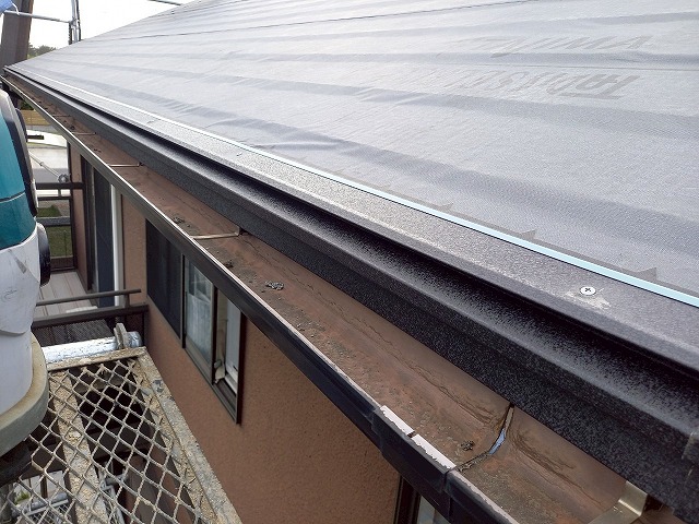 屋根カバー工事の軒先水切り役物取り付け状況