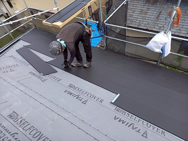 屋根カバー工事の「スーパーガルテクト」横ジョイントの施工状況