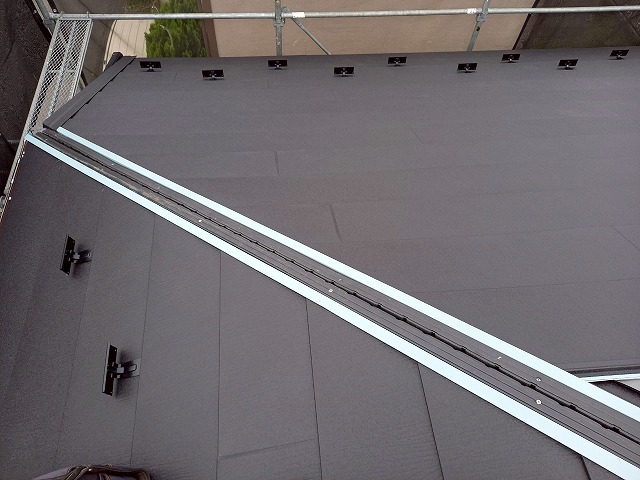 屋根カバー工事のエスジーエル鋼板屋根「スーパーガルテクト」の隅棟部納まり