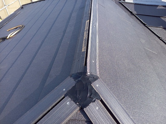 屋根カバー工事で樹脂製下地材の隙間にコーキングを充填した状況