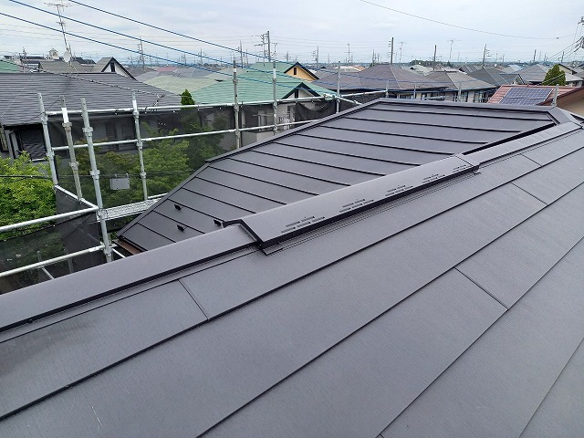 屋根カバー工事の換気棟取り付け状況