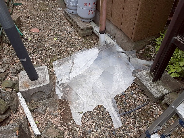 落雪で破損したポリカーボネート板
