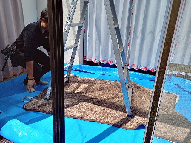 サンルームポリカ屋根張り替え修理のマットによる床養生