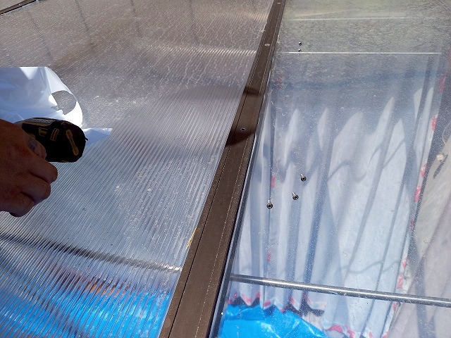 サンルーム屋根張り替修理で既存屋根を解体するためにフレームを取り外している状況