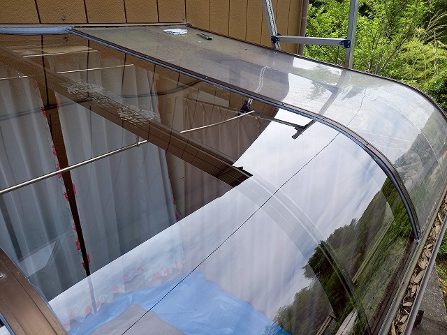 サンルーム屋根張り替え修理で新規ポリカ平板の設置が完了