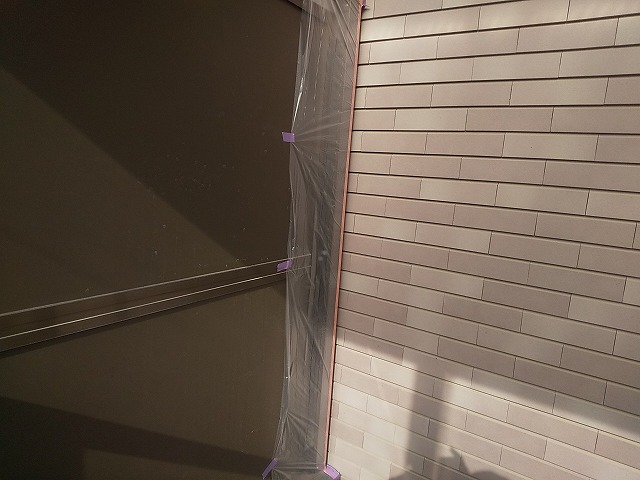 アパートタイル外壁塗装リフォームのベランダ仕切り板への養生