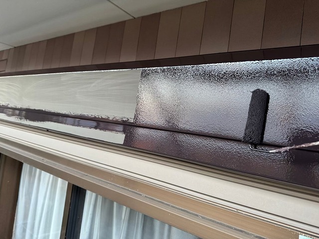 アパート建物塗装リフォームのシャッターボックスへの2回目塗装