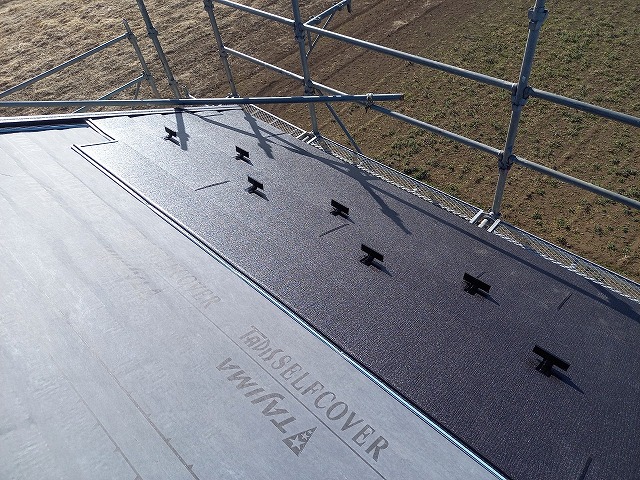 屋根カバー工法リフォームの雪止め金具取り付け状況