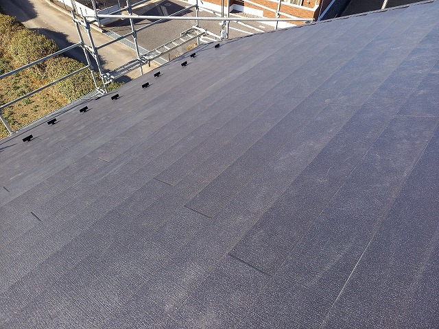 屋根カバー工法リフォームの「スーパーガルテクト」本体葺きが完了