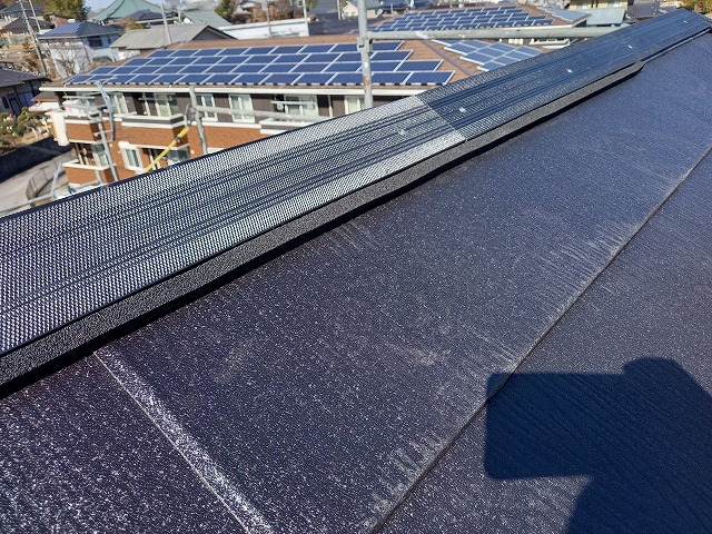 屋根カバー工法リフォームで樹脂製貫体の横に防水シーラーを取り付け