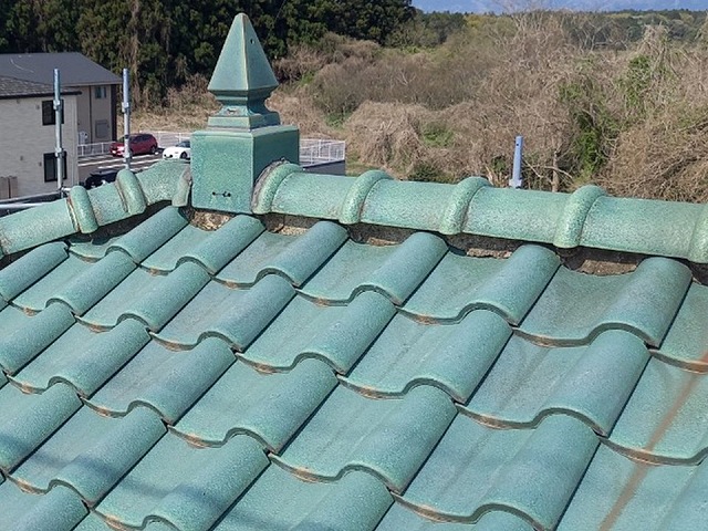 ガイドライン工法による屋根耐震工事を行う屋根棟瓦の漆喰劣化状況