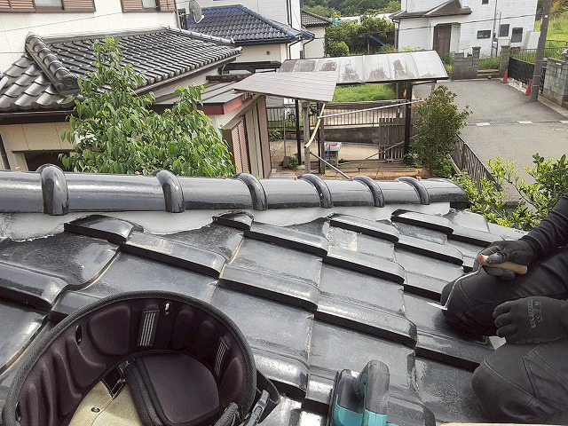 下屋根部棟取り直し工事の棟三日月部分への漆喰詰めおよびコテ均しの完了