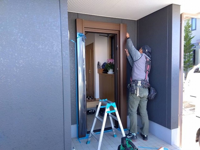 住宅玄関ドアカバー工法リフォームで既存ドア枠に新規ドア枠を取り付けている状況