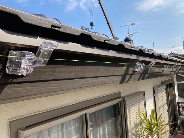 雨樋交換工事で水勾配の水糸に合わせて軒樋金具を取り付けた状況