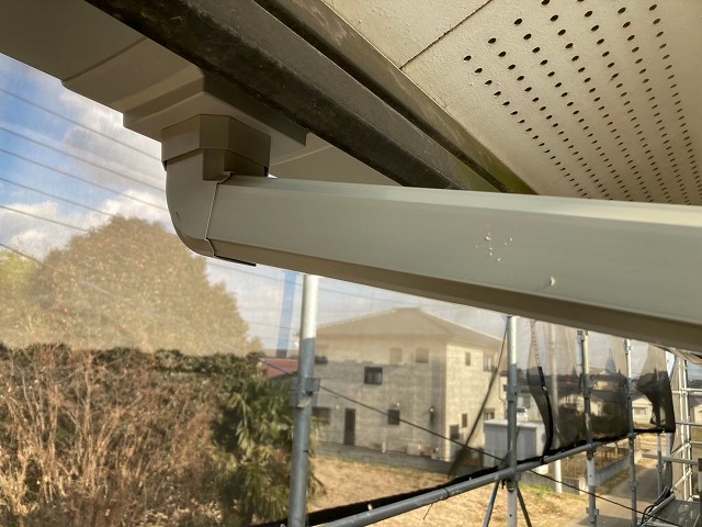 雨樋交換工事で集水器から竪樋にエルボで接続