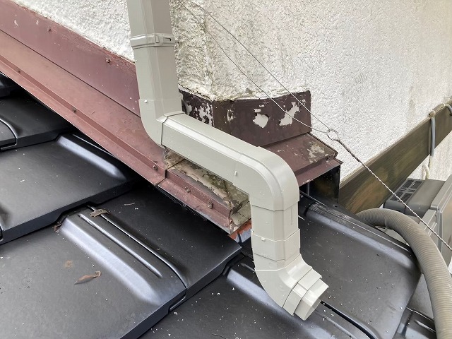 雨樋交換工事で這樋と接続するため竪樋にエルボなどの部材を取り付けた状況