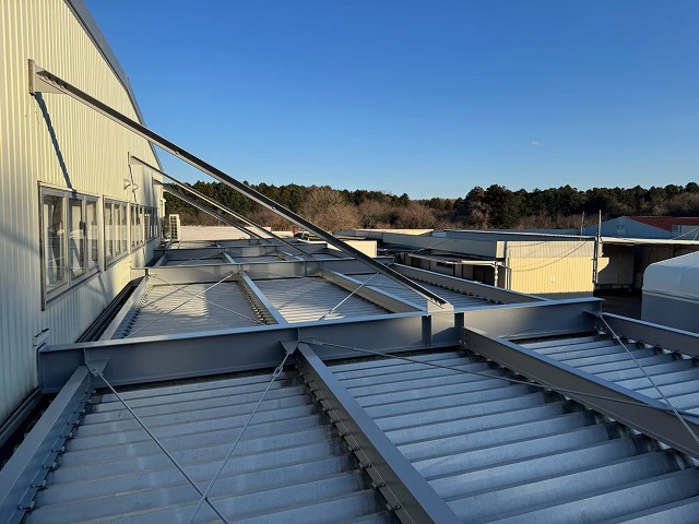 倉庫建物屋根鉄骨塗装工事の「クリーンマイルドシリコン」を用いた上塗りが完了