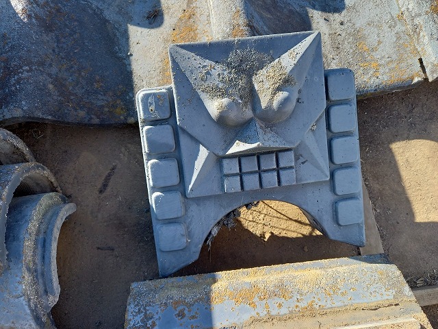 屋根葺き替え工事で棟部の鬼瓦を解体