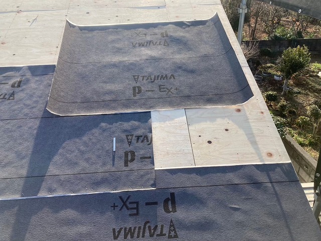 屋根葺き替え工事で改質アスファルトルーフィングを重ね代を確保して施工