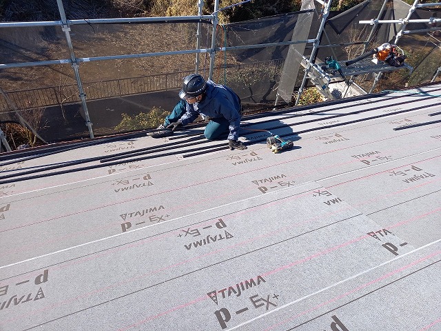 屋根葺き替え工事で瓦材を固定する瓦桟の取り付け