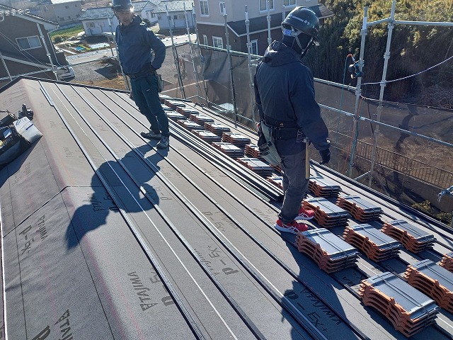 屋根葺き替え工事で使用する屋根瓦の搬出状況