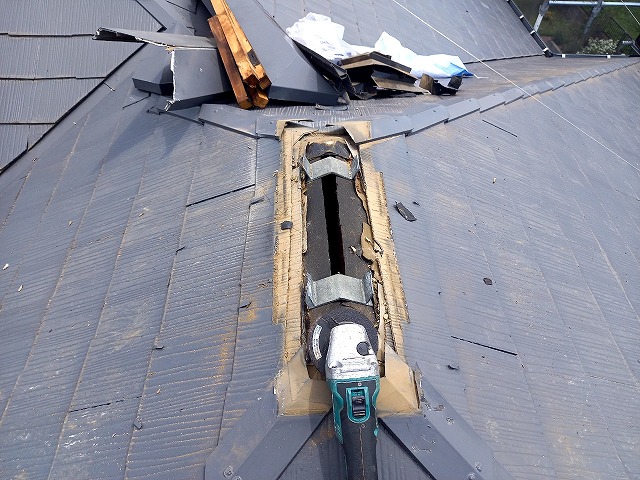 屋根カバー工事の棟板金と木下地を取り除いた状況