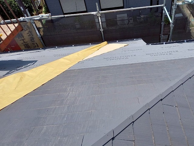 屋根カバー工事で防水シートの重ね代を確保しながら敷設している様子