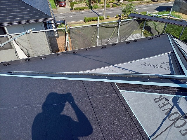 屋根カバー工事で超高耐久ガルバ屋根「スーパーガルテクト」の隅棟部納まり