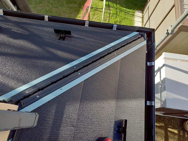 住宅屋根カバー工事の下屋根隅棟部納まり