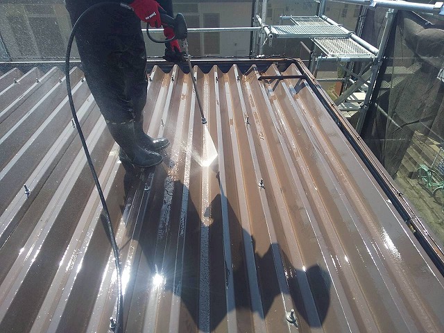 アパート建物折板屋根塗装工事の高圧洗浄で古い塗膜やサビなどを除去